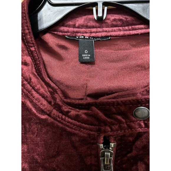 Torrid Velvet Moto Jacket Burgundy Red Zip Up Fairy Goth Mock Neck Size 0 - Picture 4 of 9